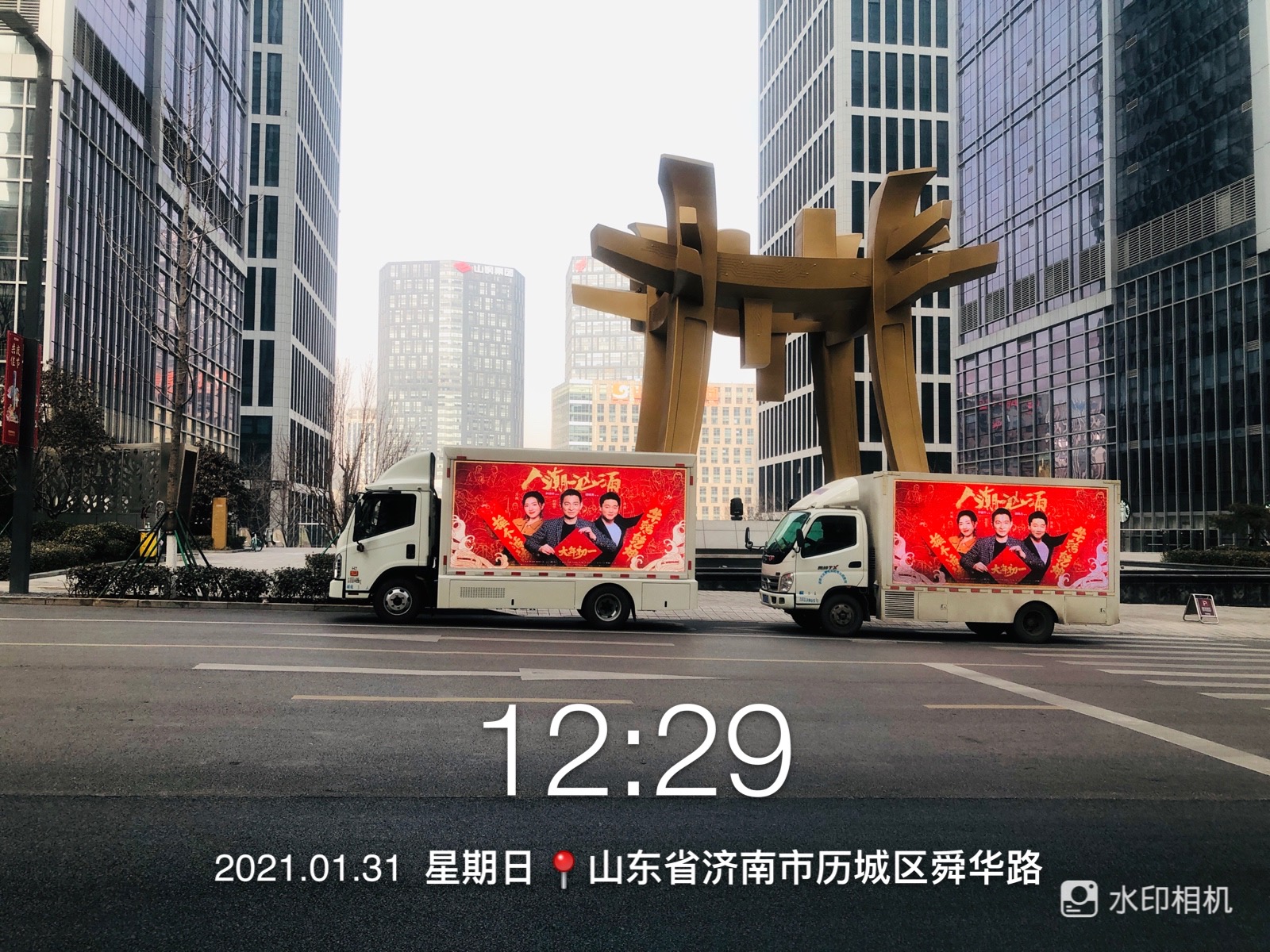 《人潮洶涌》開啟小篷車百城巡演，打卡全國地標(biāo)性建筑！